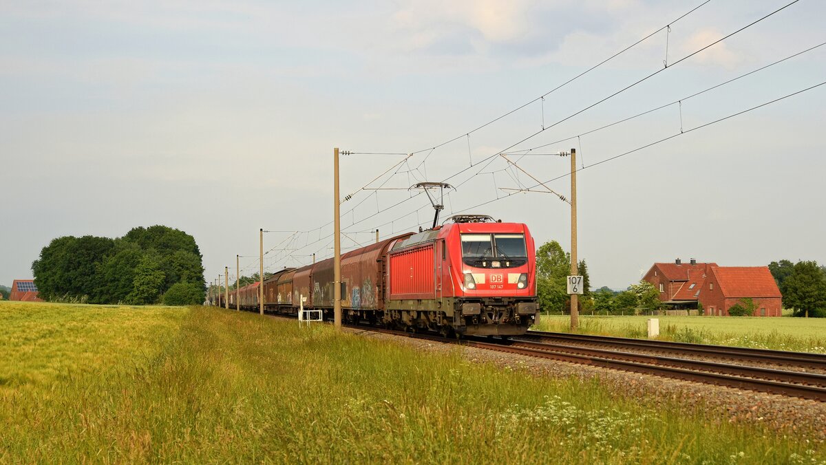 DB Cargo 187 147 mit gemischtem Güterzug in Richtung Osnabrück (bei Melle, 16.06.2021).