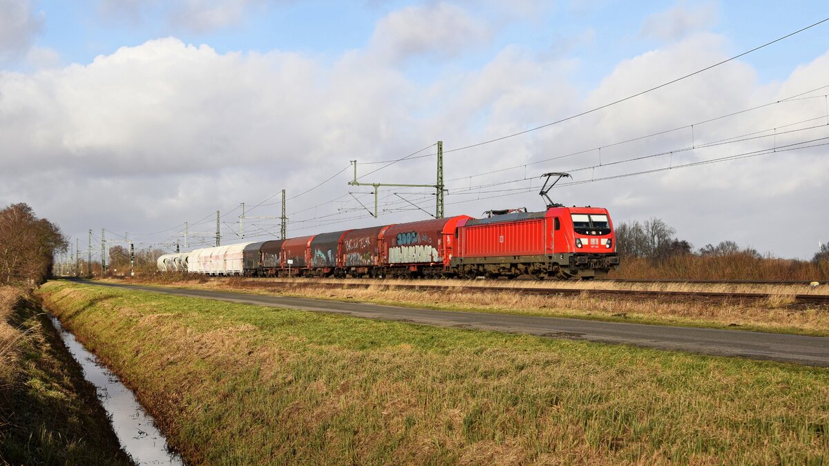 DB Cargo 187 149 mit gemischtem Güterzug in Richtung Osnabrück (Diepholz, 01.02.2024).