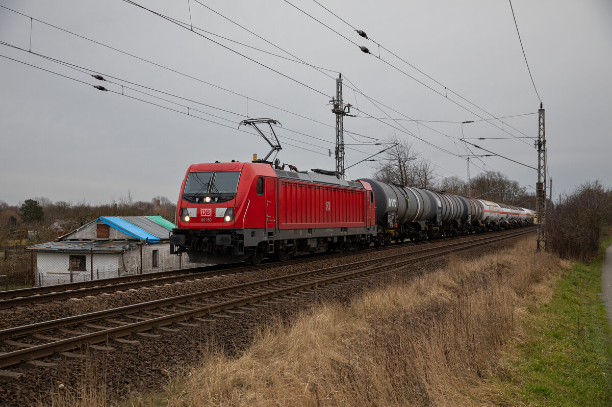 DB Cargo 187 150 am 14.01.2023 mit Kesselzug in Stralsund.
