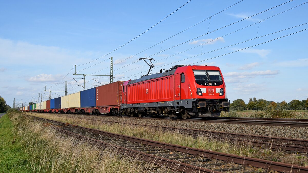 DB Cargo 187 151 mit Containerzug in Richtung Osnabrück (Diepholz, 07.10.2022).