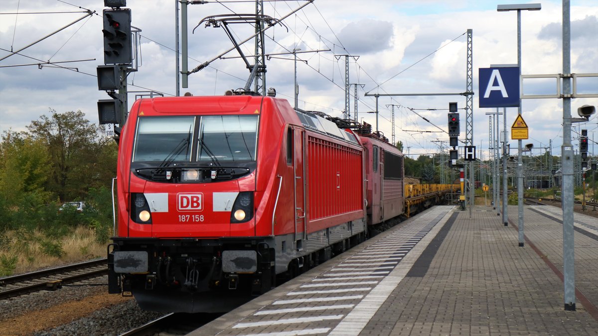 DB Cargo 187 158 zog neben dem kurzen Güterzug hinten dran auch 155 219 (die einst letzte für DB Cargo fahrende 155 mit weißem Lätzchen; mittlerweile jedoch abgestellt) durch Lutherstadt Wittenberg in Richtung Bitterfeld. (15.09.2018)