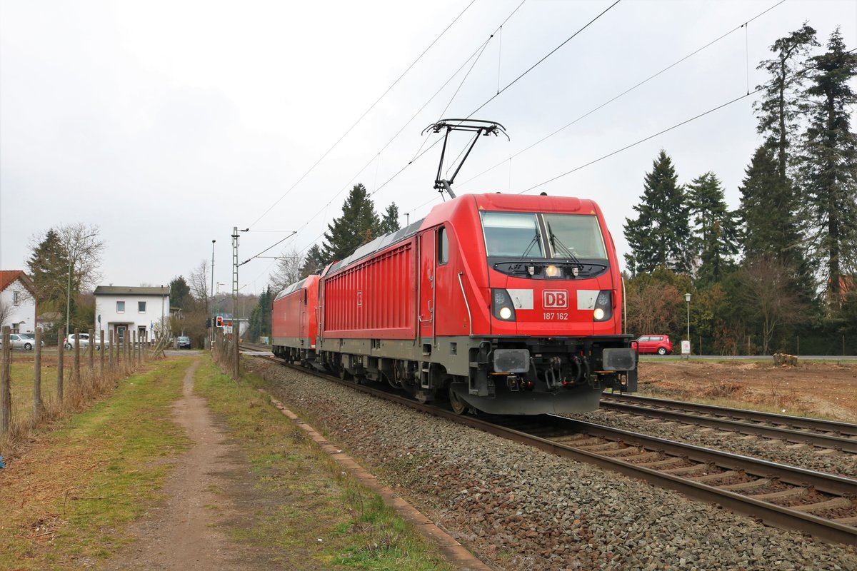 DB Cargo 187 162-3 mit 185 xxx-x am 02.03.19 bei Hanau West 
