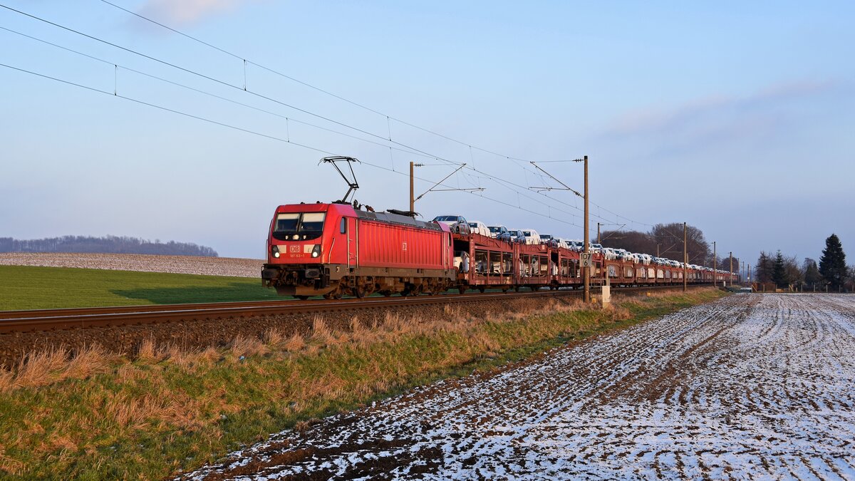 DB Cargo 187 163-1 mit Autotransportzug in Richtung Osnabrück (bei Melle, 19.01.2024).