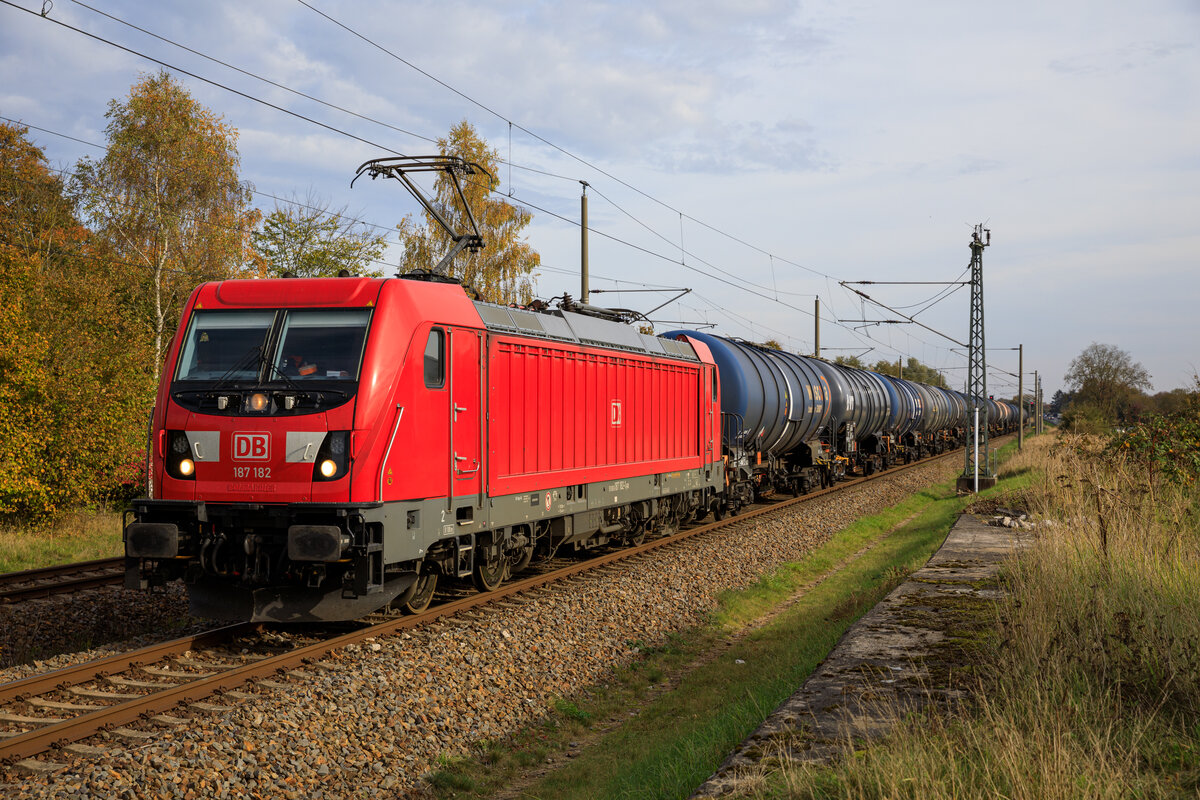 DB Cargo 187 182 mit Kesselzug zur Kreuzung im Bf Martensdorf am 21.10.2022.