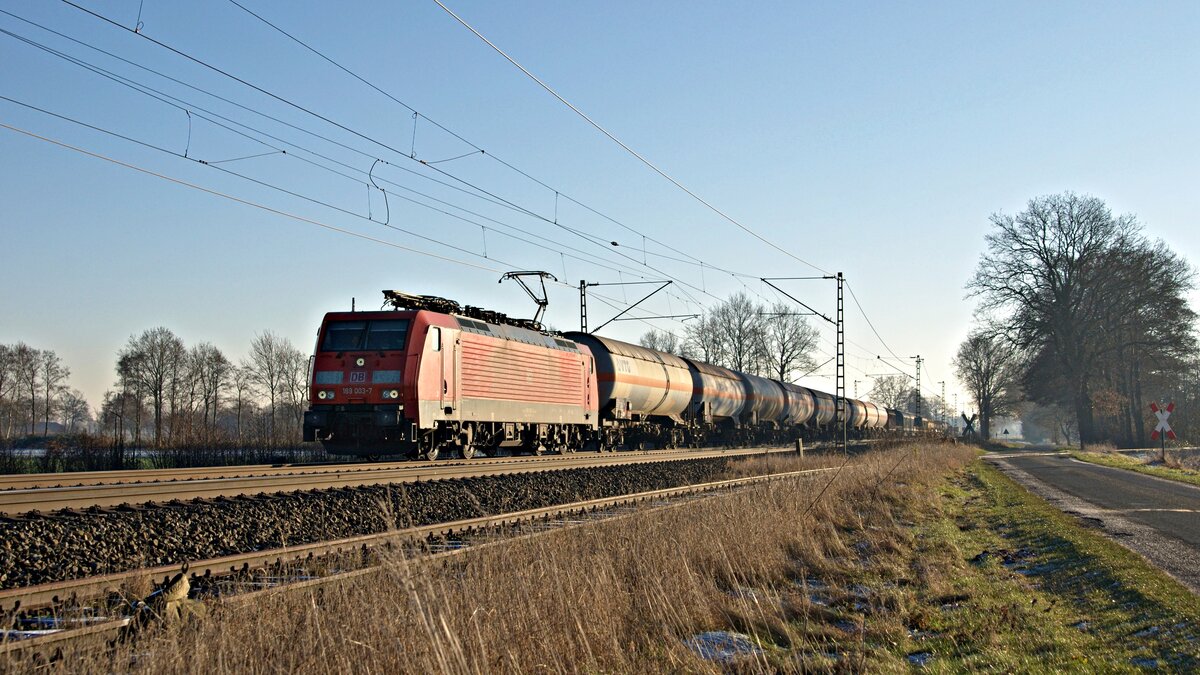 DB Cargo 189 003 mit gemischtem Güterzug in Richtung Bremen (Diepholz, 06.12.2016)