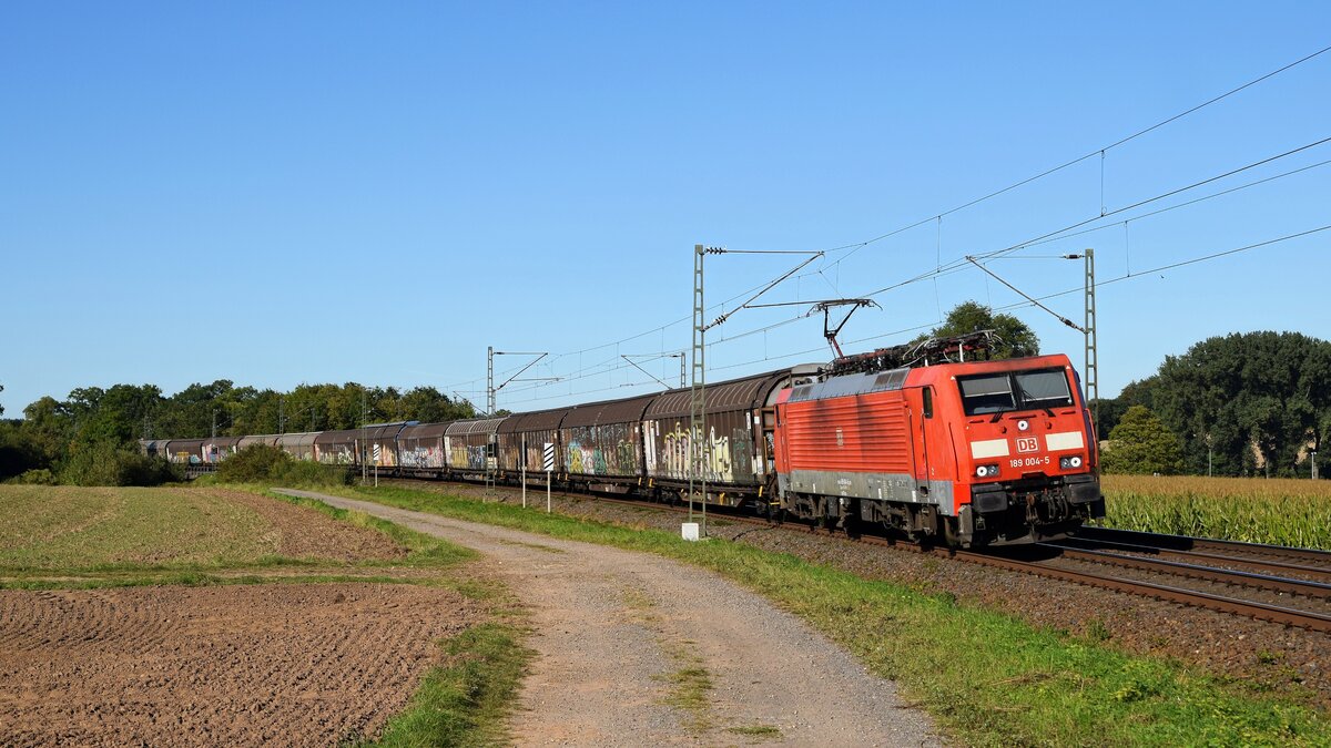 DB Cargo 189 004-5 mit Schiebewandwagenzug in Richtung Osnabrück (Vehrte, 06.09.2023).