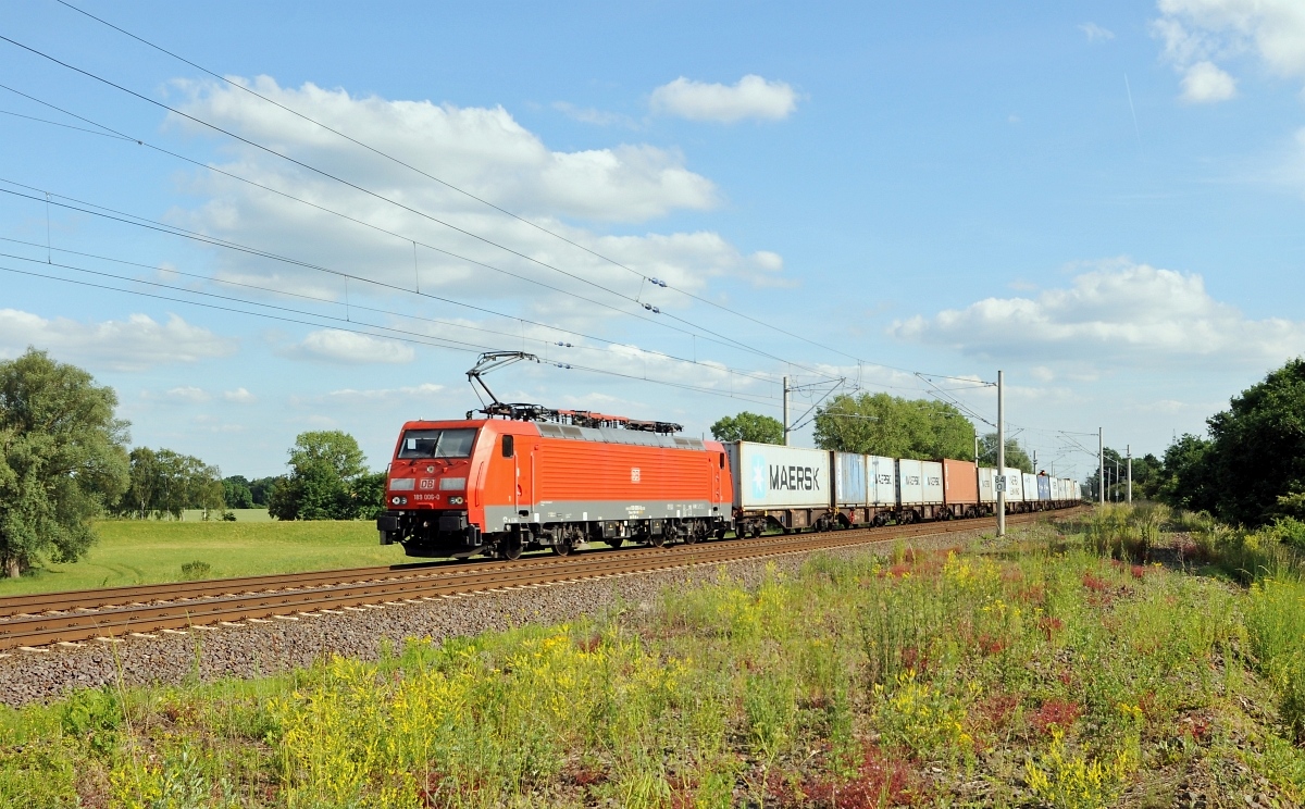 DB Cargo 189 006 zieht einen Containerzug am 14.06.17 bei Wahnebergen in Richtung Bremen.