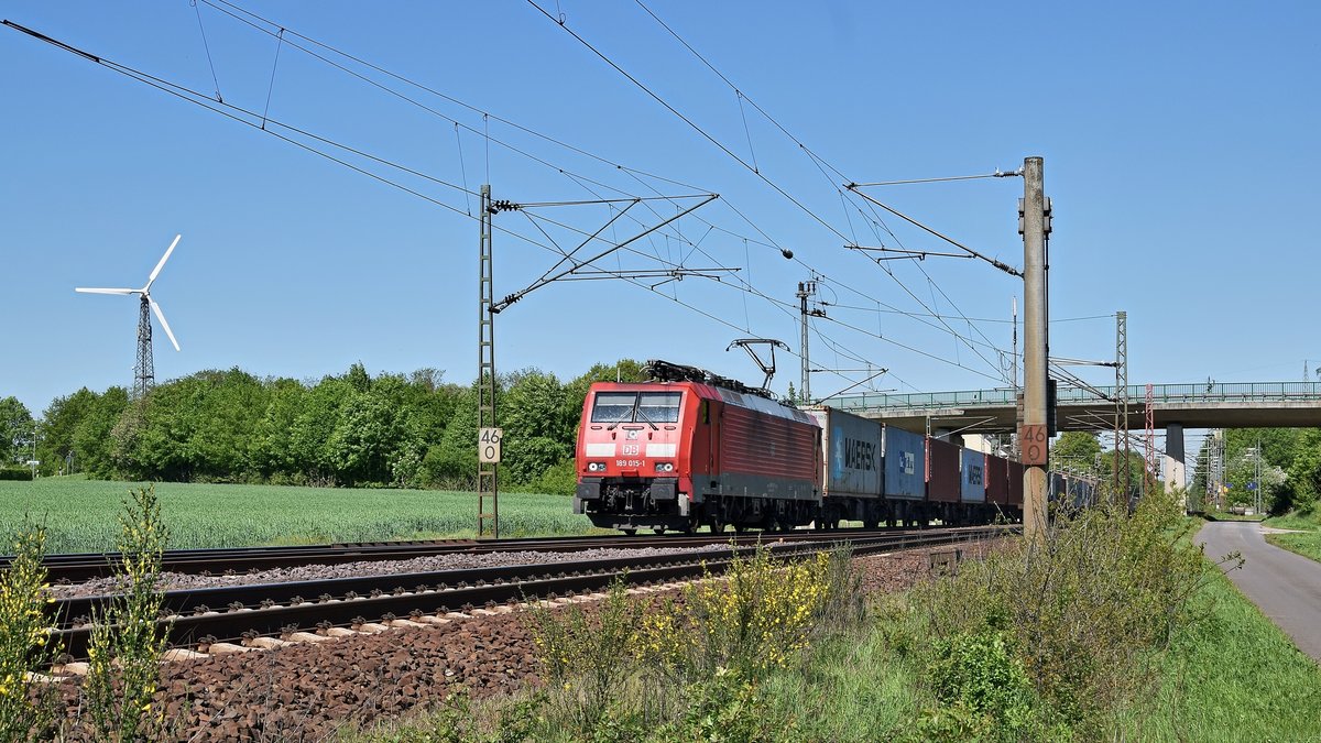 DB Cargo 189 015 mit Containerzug in Richtung Hannover (Linsburg, 07.05.18). 