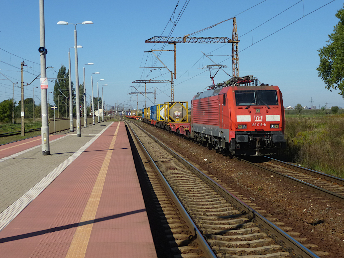 DB Cargo 189 016-9 durchquert mit einem Containerzug den Bahnhof Poznań Krzesiny, Polen, 22.09.2019.