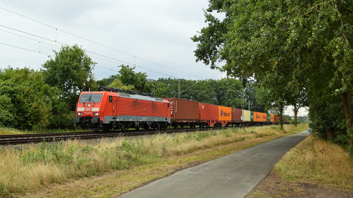 DB Cargo 189 018 mit Containerzug in Richtung Bremen (bei Lembruch, 10.09.2022).