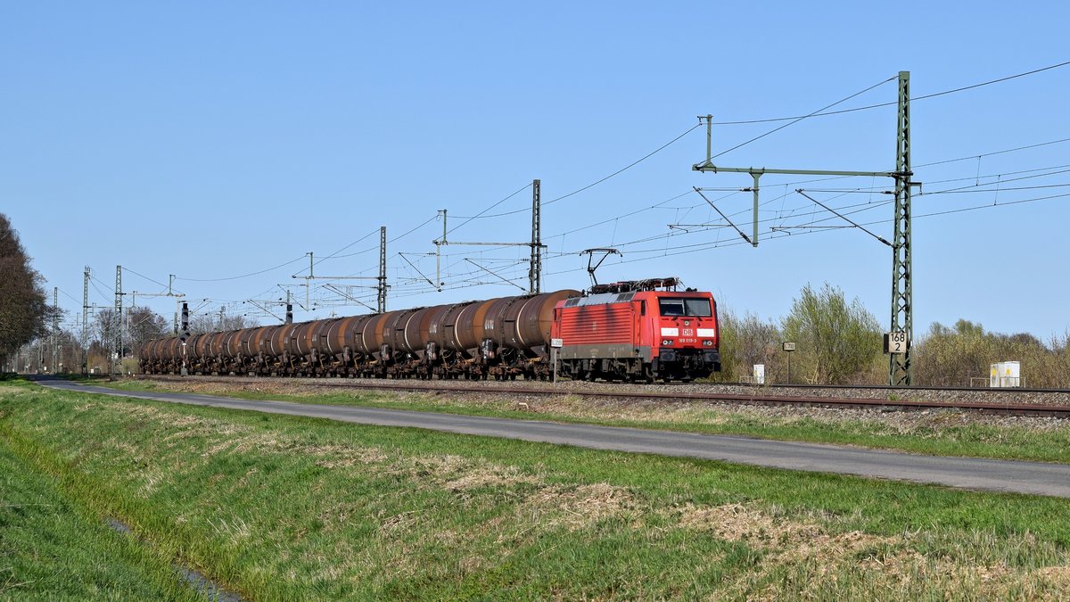 DB Cargo 189 019 mit Kesselwagenzug EZ 50760 Barenburg - Lingen-Holthausen (Diepholz, 01.04.19).