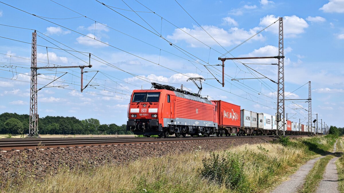 DB Cargo 189 020 mit Containerzug in Richtung Wunstorf (Dedensen-Gümmer, 16.07.2018).
