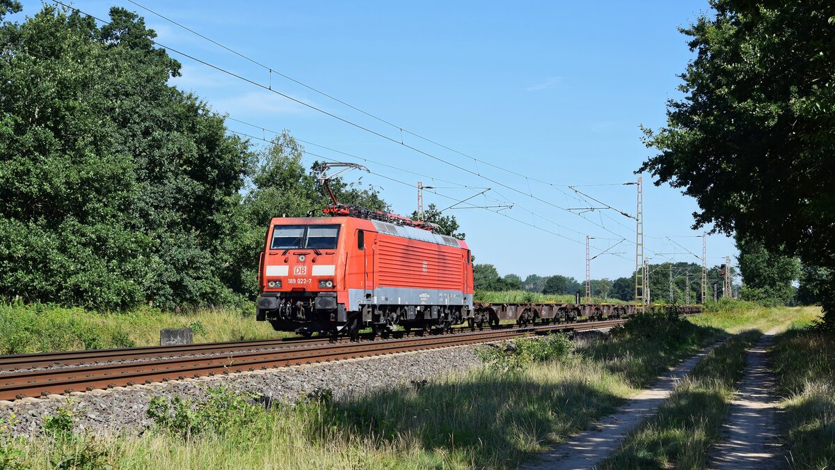 DB Cargo 189 022 mit nur z. T. ausgelasteten Containerzug in Richtung Hannover (Gandesbergen, 31.07.2020).