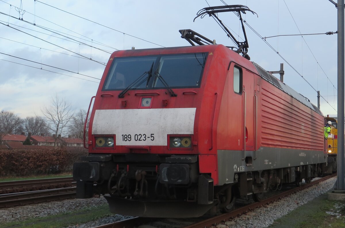DB Cargo 189 023 macht am 18.Januari 2023 Pause in Oss. Das Bild wurde vom hinter ein niedriges Zaun gemacht von offentlich zugängiger Stelle.
