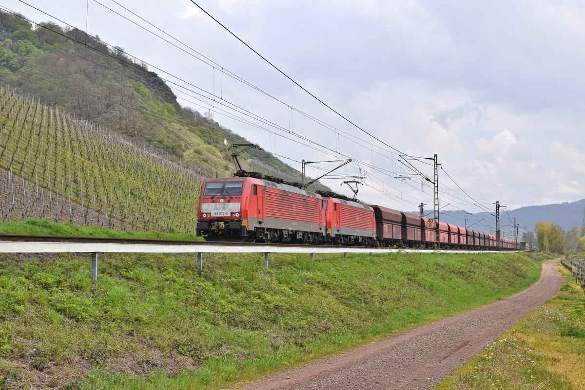DB Cargo 189 032 und 189 047 mit Erzzug Rotterdam-Maasvlakte - Dillingen/Saar (Pommern/Mosel, 17.04.19).