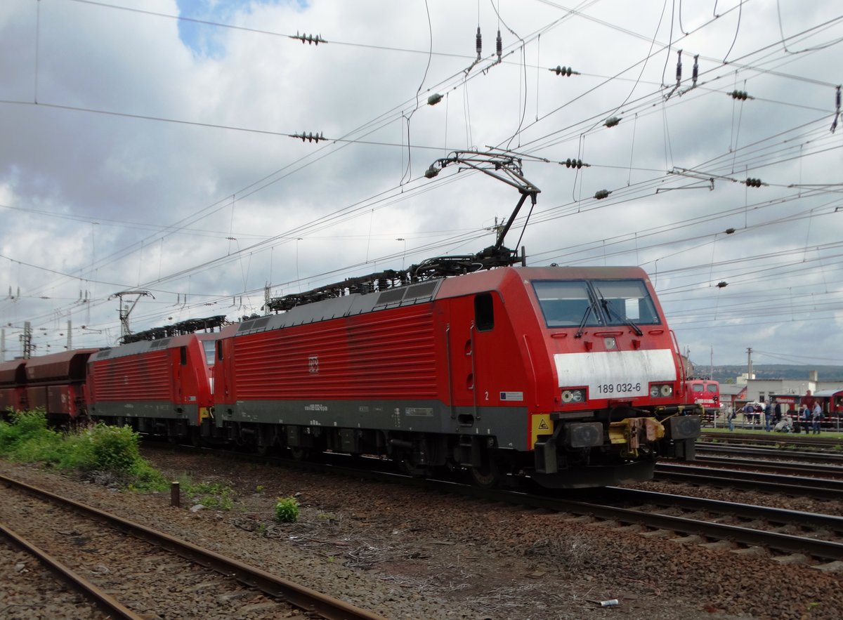 DB Cargo 189 032-6 und 189 xxxx-x mit dem Erzbomber aus Rotterdam in Richtung Dillingen am 18.06.16 in Koblenz von einen Gehweg aus fotografiert