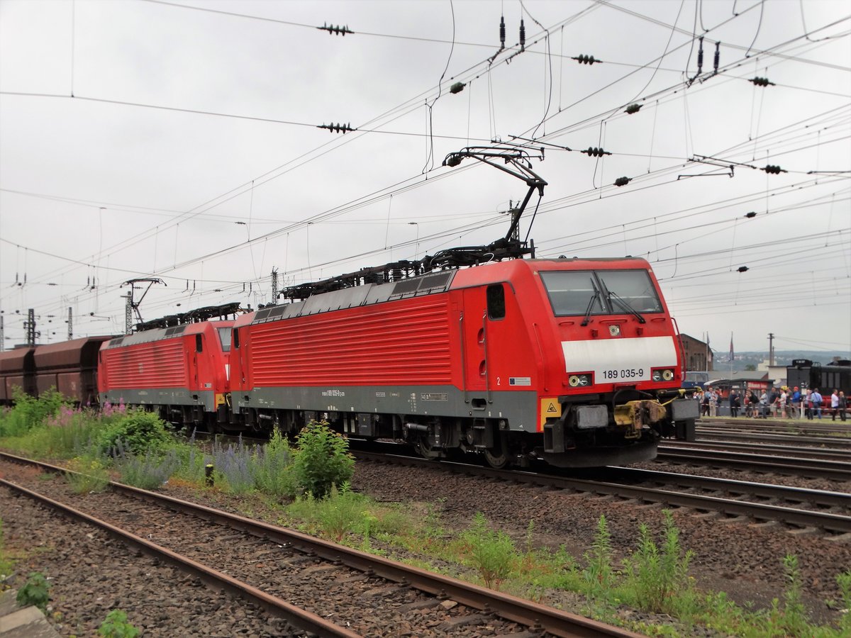 DB Cargo 189 035-9 mit dem 5000. Tonnen Erzbomber am 16.06.17 beim Sommerfest in Koblenz von einen Gehweg aus fotografiert