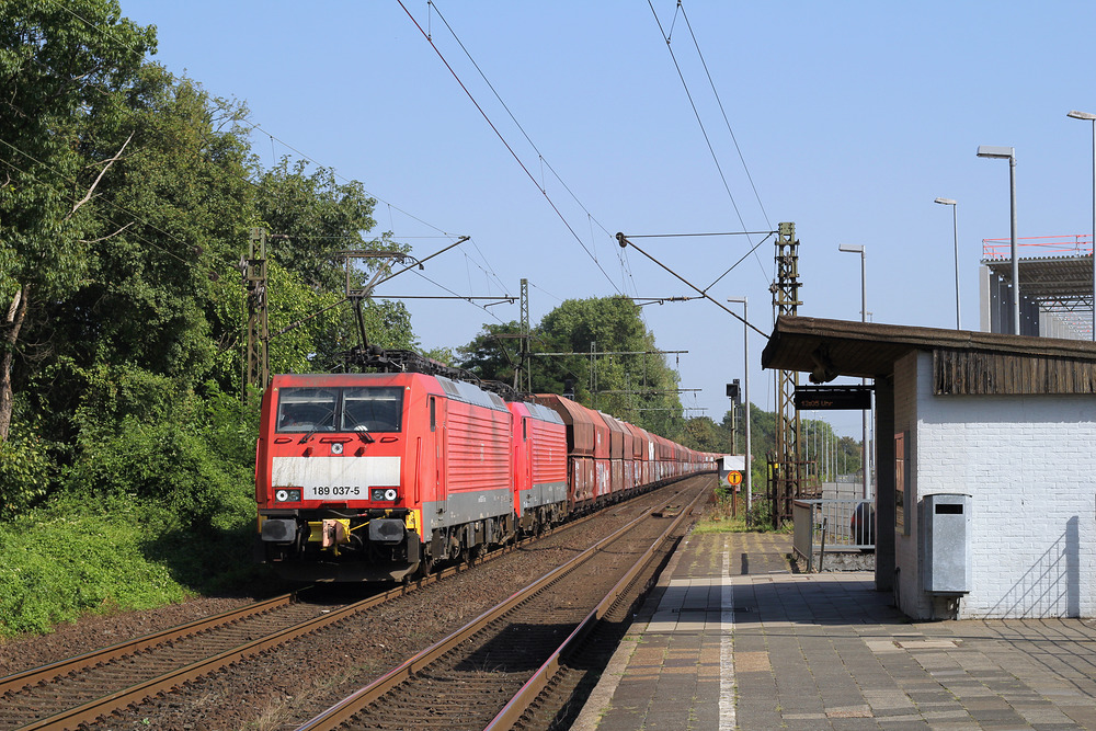 DB Cargo 189 037 + 189 054 am 12. September, aufgenommen vom Haltepunkt Rheinhausen Ost.