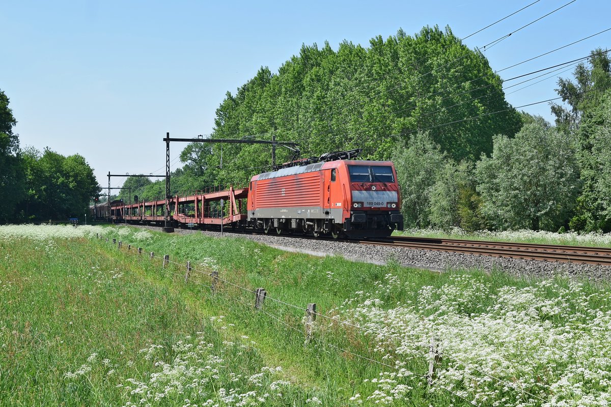 DB Cargo 189 049 mit gemischtem Güterzug in Richtung Osnabrück (bei Hengelo, 14.05.18).