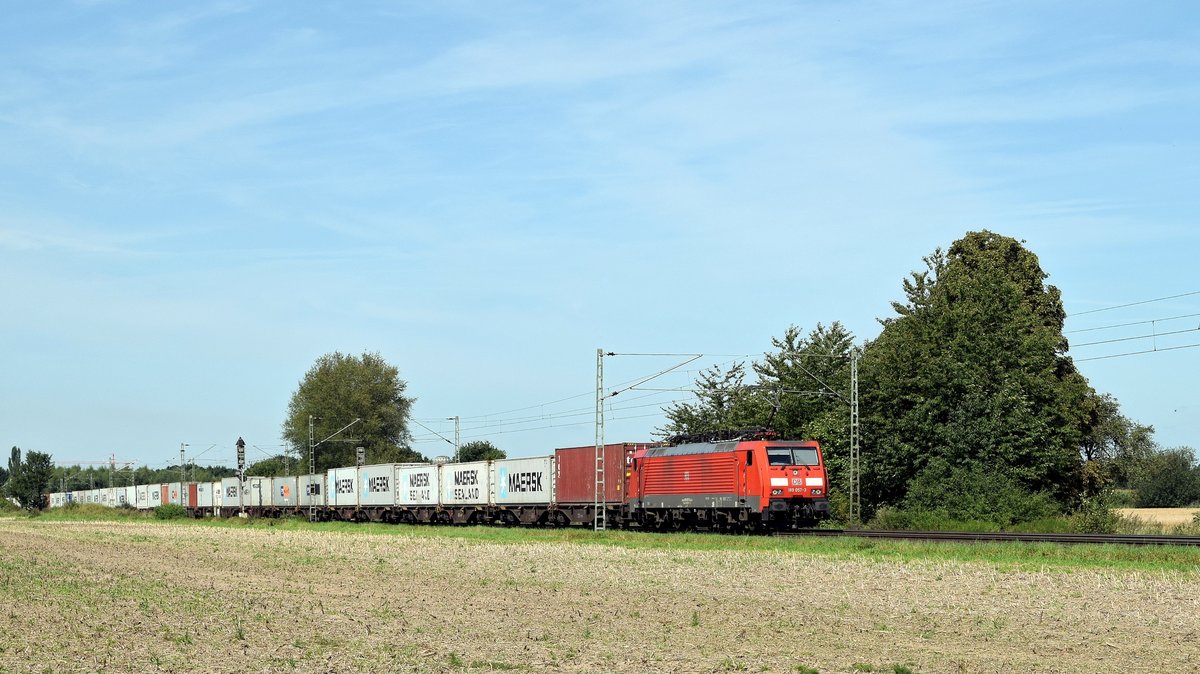 DB Cargo 189 057 zieht einen Containerzug am 23.08.17 durch Bremen-Mahndorf in Richtung Hannover.