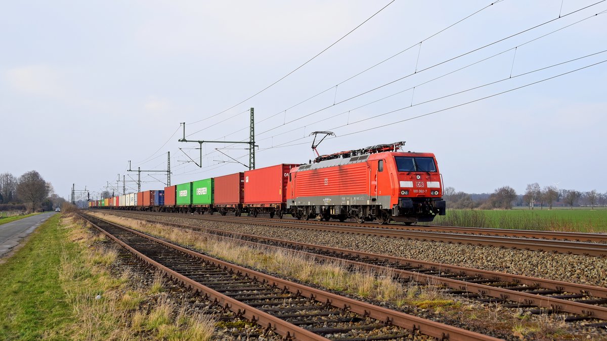 DB Cargo 189 060 mit Containerzug in Richtung Osnabrück. Der Zug fährt auf dem Gegengleis und wird in Kürze von einem ICE auf dem Regelgleis überholt werden (Diepholz, 24.03.2021).