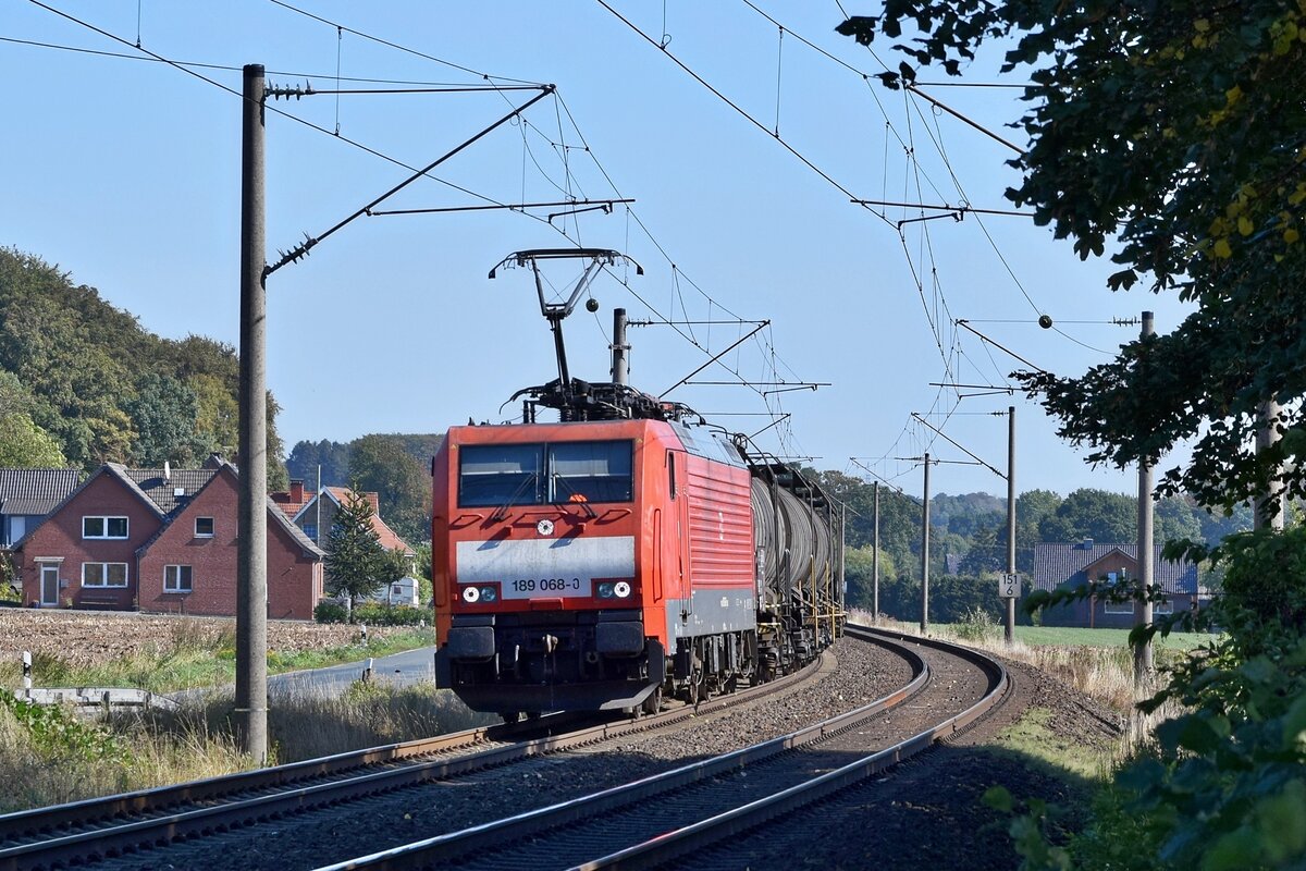 DB Cargo 189 068 mit Kesselwagenzug nach Lingen-Holthausen (Laggenbeck, 18.09.2018).