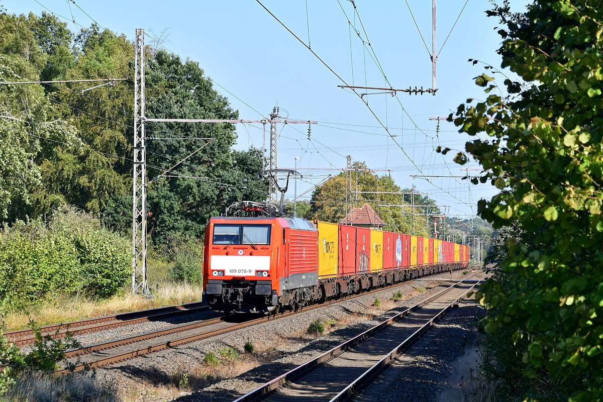 DB Cargo 189 078 mit Containerzug in Richtung Rheine (Velpe, 18.09.18).