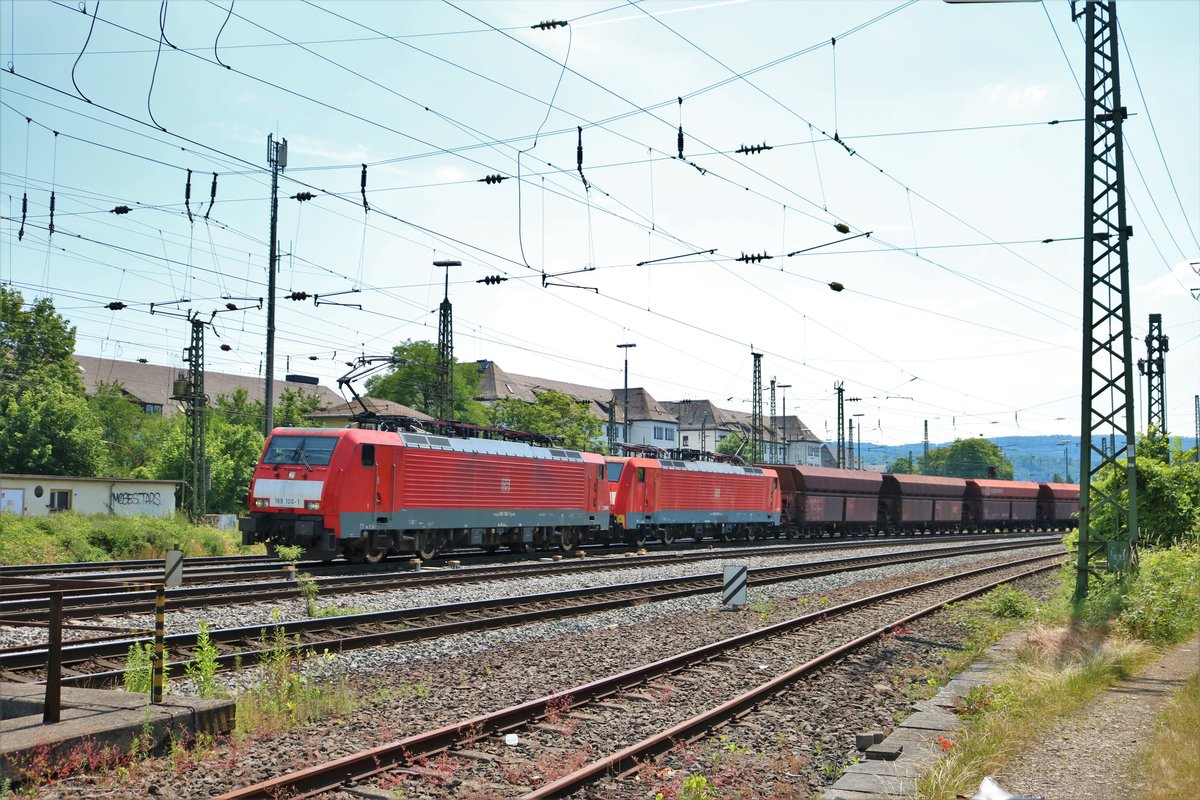 DB Cargo 189 100-1 und 189 040-5 mit dem Erzbomber Leerzug aus Dillingen beim Sommerfest im DB Museum Koblenz Lützel am 22.06.19. Von einen Gehweg aus fotografiert. Die Bundespolizei hat die Fotografen überwacht damit nichts passiert