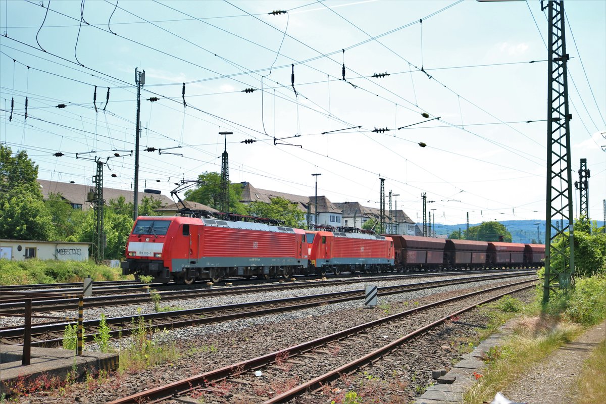 DB Cargo 189 100-1 und 189 040-5 mit dem Erzbomber Leerzug aus Dillingen beim Sommerfest im DB Museum Koblenz Lützel am 22.06.19. Von einen Gehweg aus fotografiert. Die Bundespolizei hat die Fotografen überwacht damit nichts passiert