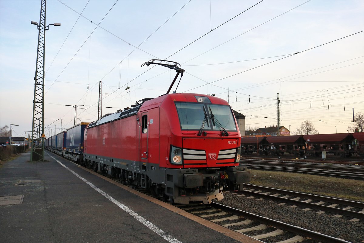 DB Cargo 193 314-2 am 02.03.19 in Hanau Hbf mit einen KLV Zug