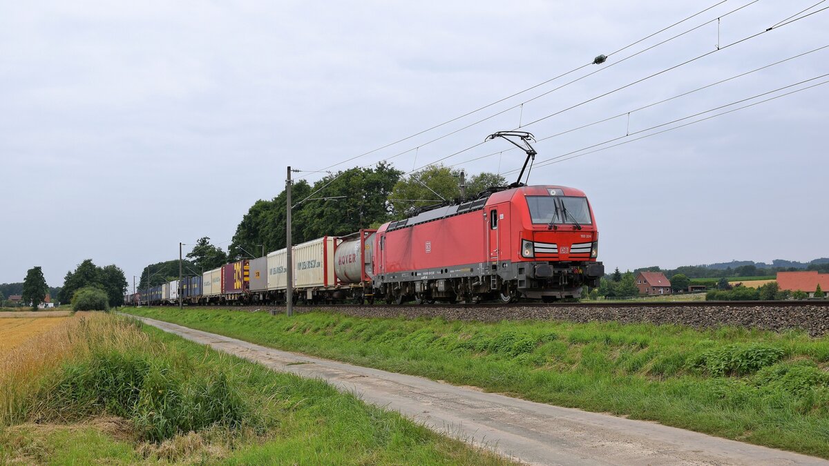 DB Cargo 193 324 mit Containerzug in Richtung Löhne (bei Melle, 21.07.2021).