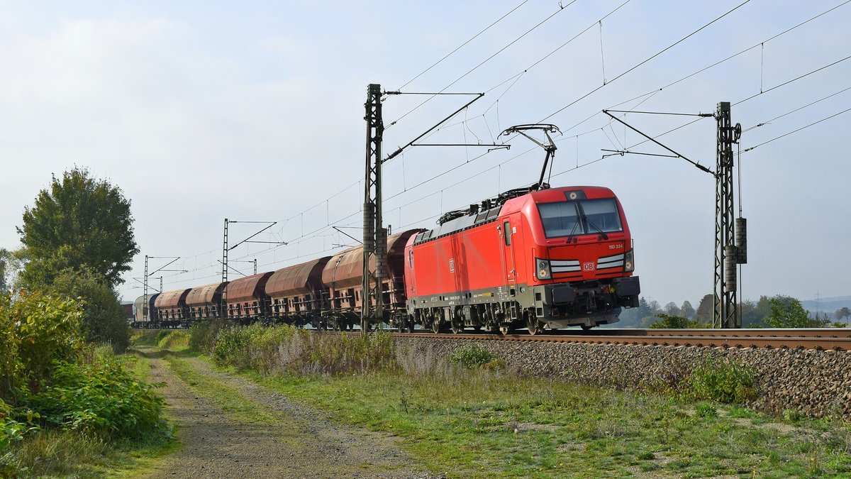 DB Cargo 193 334 mit gemischtem Güterzug in Richtung Hannover (Burgstemmen, 24.10.19).