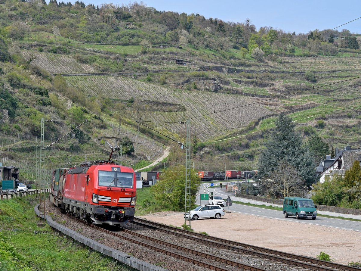 DB Cargo 193 339 mit KLV-Zug in Richtung Bingen (Oberwesel, 16.04.19).