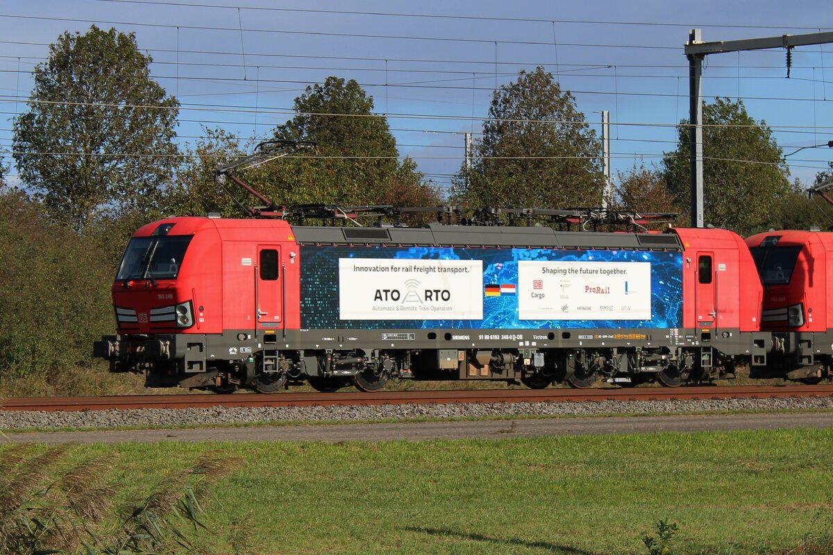 DB Cargo 193 348 steht am 8 Oktober 2026 in Valburg CUP und wartet der n�chste Testfahrt auf die Betuwelinie nach Echteld und Meteren ab -die Testfahrten mit automatische Lokfahrten -wo der Lokf�hrer am Bock anwesend ist, doch die Lok nicht bedient- wurden 2025 aufgestuft zum Testfahrten mit komplette Guterz�ge. Beinahe jeden Tag werden diese testfahrten durchgef�hrt.