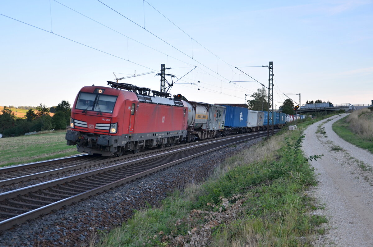 DB Cargo 193-355-x zieht einen KLV Zug in Richtung Norden. Aufgenommen am 02.09.2022 in Treuchtlingen