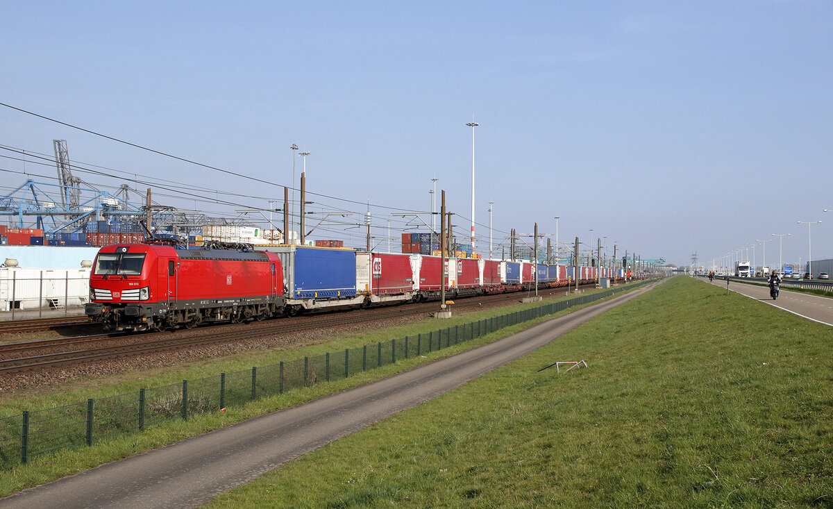 DB Cargo 193 373 mit Aufliegern und hinten einige Container mit dem Shuttle Lovosice „Tschechische Republik“, Pernis 31.03.2021.