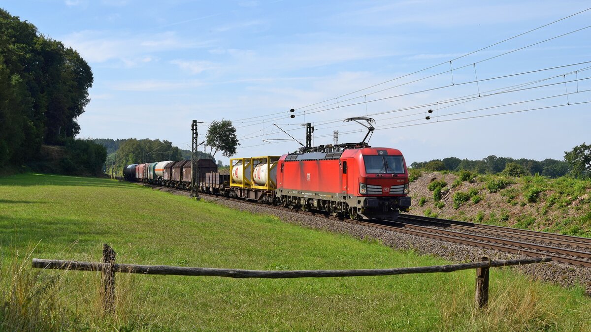 DB Cargo 193 377 mit gemischtem Güterzug in Richtung Bremen (Bohmte-Stirpe, 23.08.2022).