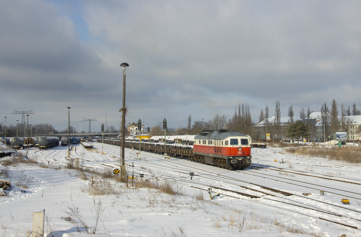 DB Cargo 232 005 zieht den  Quenzer  aus dem Bahnhof Brandenburg Altstadt gen Brandenburg Hbf