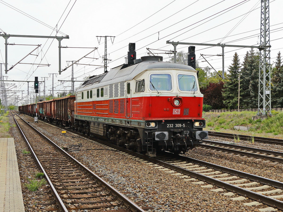 DB Cargo 232 309-5 (9280 1 232 309-5 D-DB) mit einem Kesselzug bei der Fahrt durch den Bahnhof Golm (Potsdam) am 15. Mail 2019.