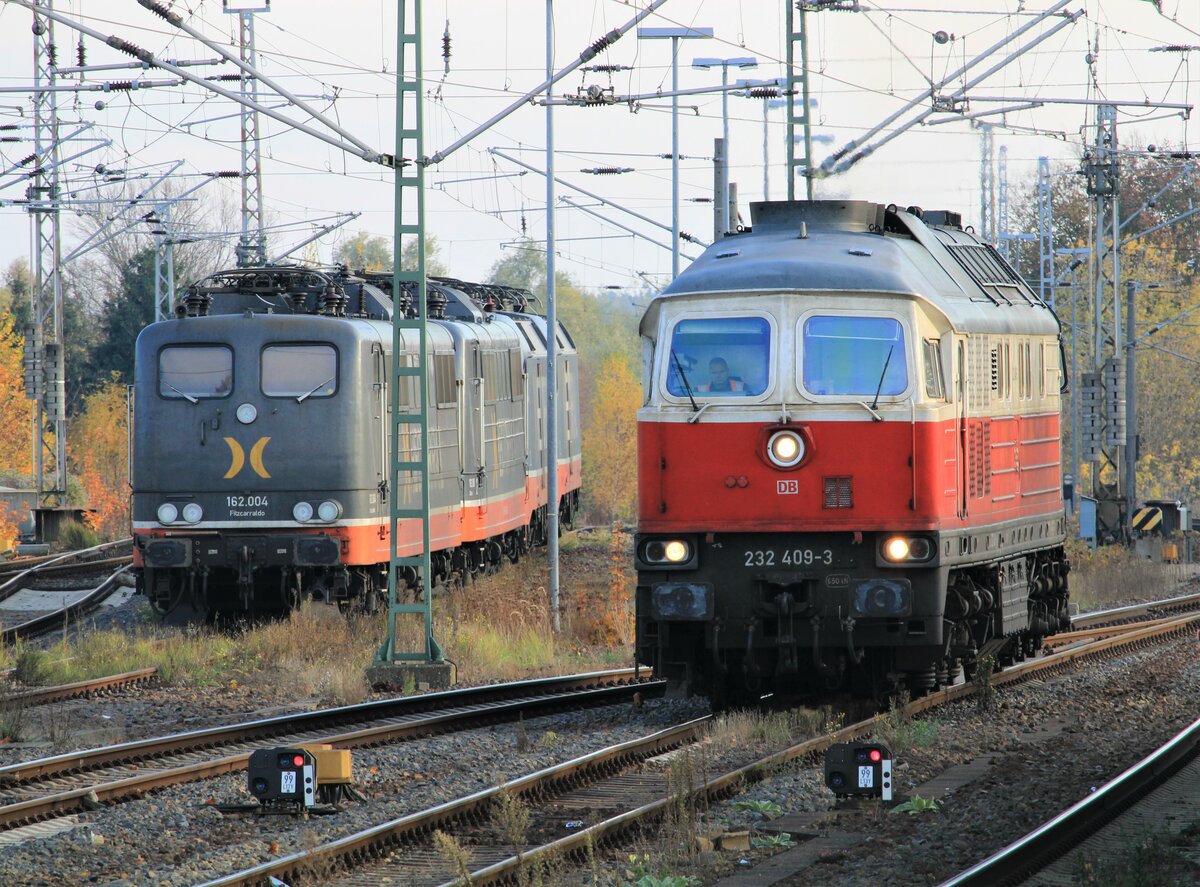 DB Cargo 232 409 übernahm am 30.10.2021 einen leeren T- Wagenzug von Tantow nach Angermünde. Dort wurde auf eine 145 umgespannt, welche den Zug weiter nach Zielitz befördert hat. Hier zu sehen rangiert die Lok in Angermünde in die Abstellung, vorbei an diversen abgestellten Hectorrail Loks der Baureihen 151 & 182.