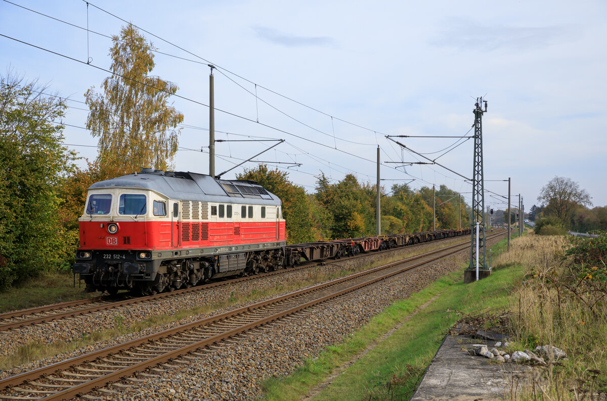 DB Cargo 232 512 mit Flachwagen am 21.10.2022 von Lubmin nach Rostock Seehafen bei der Durchfahrt in Martensdorf aufgenommen.
