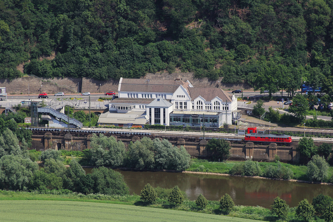DB Cargo 233 232 mit Übergabe nach Lübbecke. // Porta Westfalica (vom Kaiser-Wilhelm-Denkmal aus aufgenommen) // 24. Juni 2019