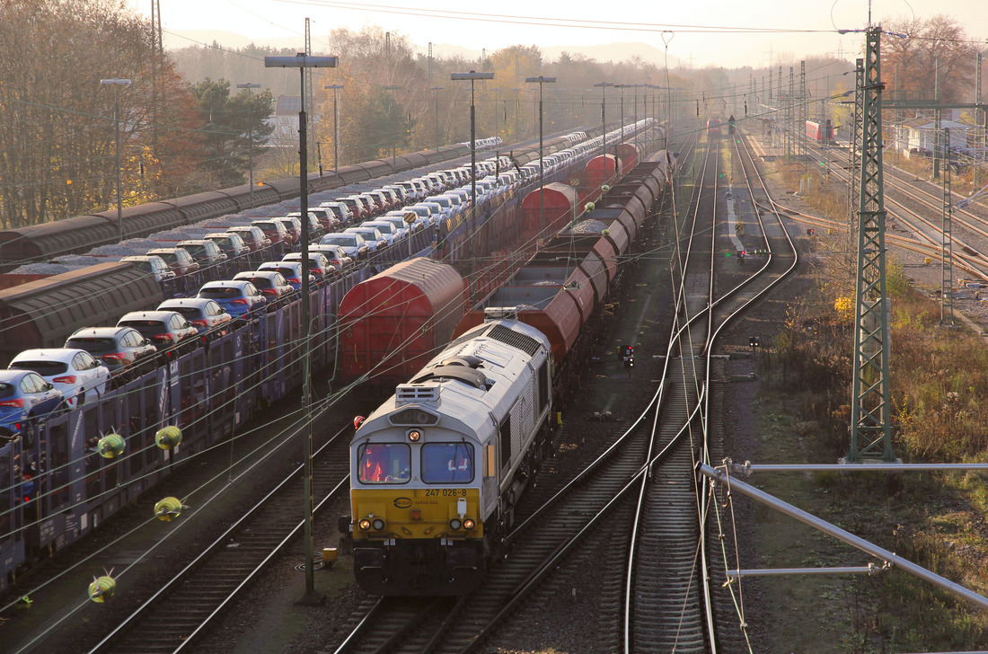 DB Cargo 247 026 // Einsiedlerhof // 22. November 2018
Zum Aufnahmezeitpunkt mit der Übergabe aus Rammelsbach Steinbruch angekommen.