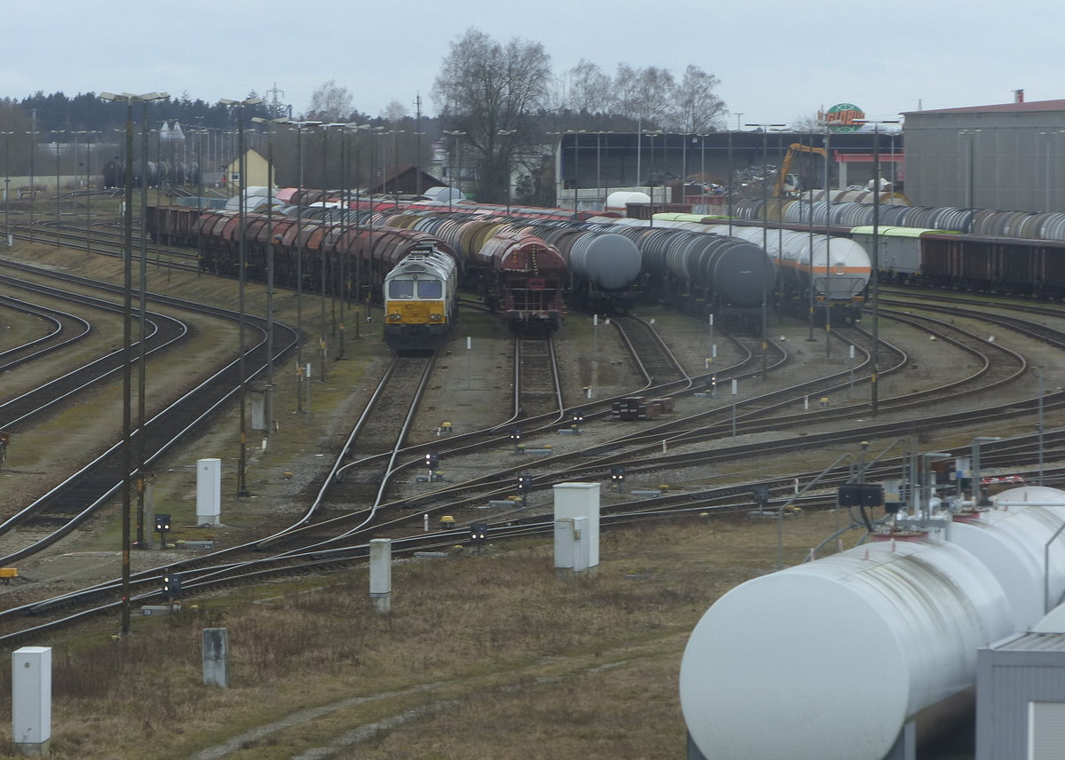 DB Cargo 247 049-0 am 12.02.2020 mit einem Güterzug in Mühldorf (Oberbay).