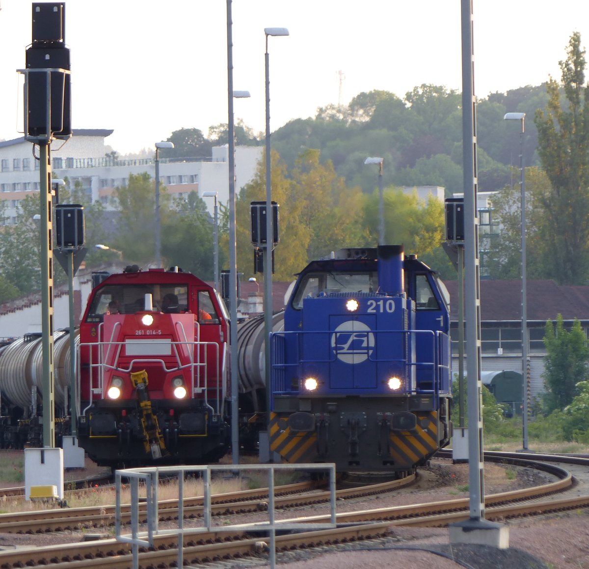 DB Cargo 261 014-5 Voith Gravita 10 BB (9280 1261 014-5 D-DB) und Infraleuna 210,  MAK G 1206 (9280 1275 013-1 D-LEUNA) warten mit 2 Güterzügen am 8.6.2020 in Gera auf Weiterfahrt