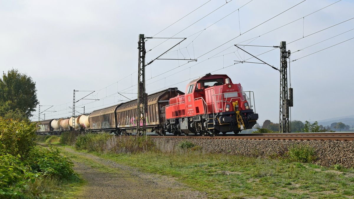 DB Cargo 261 022 mit gemischtem Güterzug in Richtung Hannover (Burgstemmen, 24.10.19).