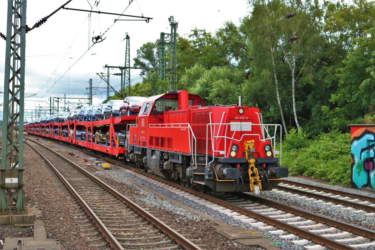 DB Cargo 261 050-9 mit Autotransportwagen am 16.07.19 in Hamburg Harburg vom Bahnsteig aus fotografiert