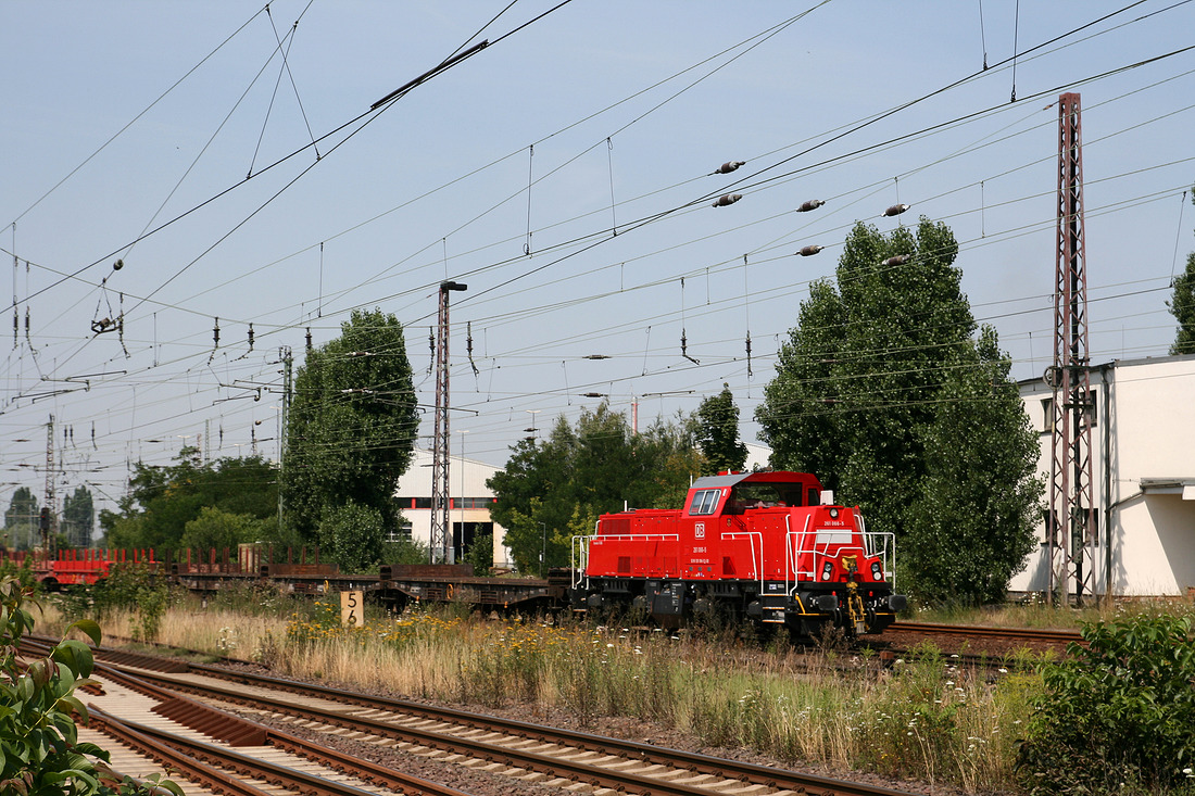 DB Cargo 261 066 mit der Übergabe Magdeburg-Rothensee - Königsborn. // Magdeburg // 25. Juli 2012