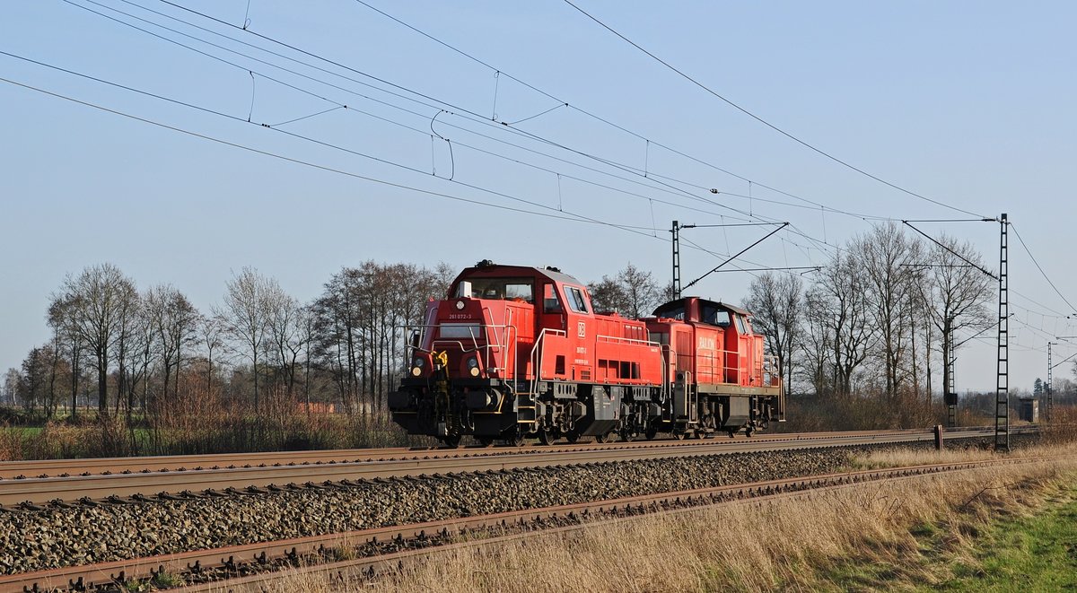 DB Cargo 261 072 schleppt 294 879 in Richtung Bremen (Diepholz, 16.03.17).
