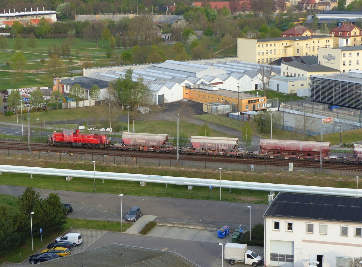 DB Cargo 261 082-2 Voith Gravita 10BB (9280 1261 082-2 D-DB) verlässt Gera mit einem Schüttgutzug in südlicher Richtung am 26.4.2020